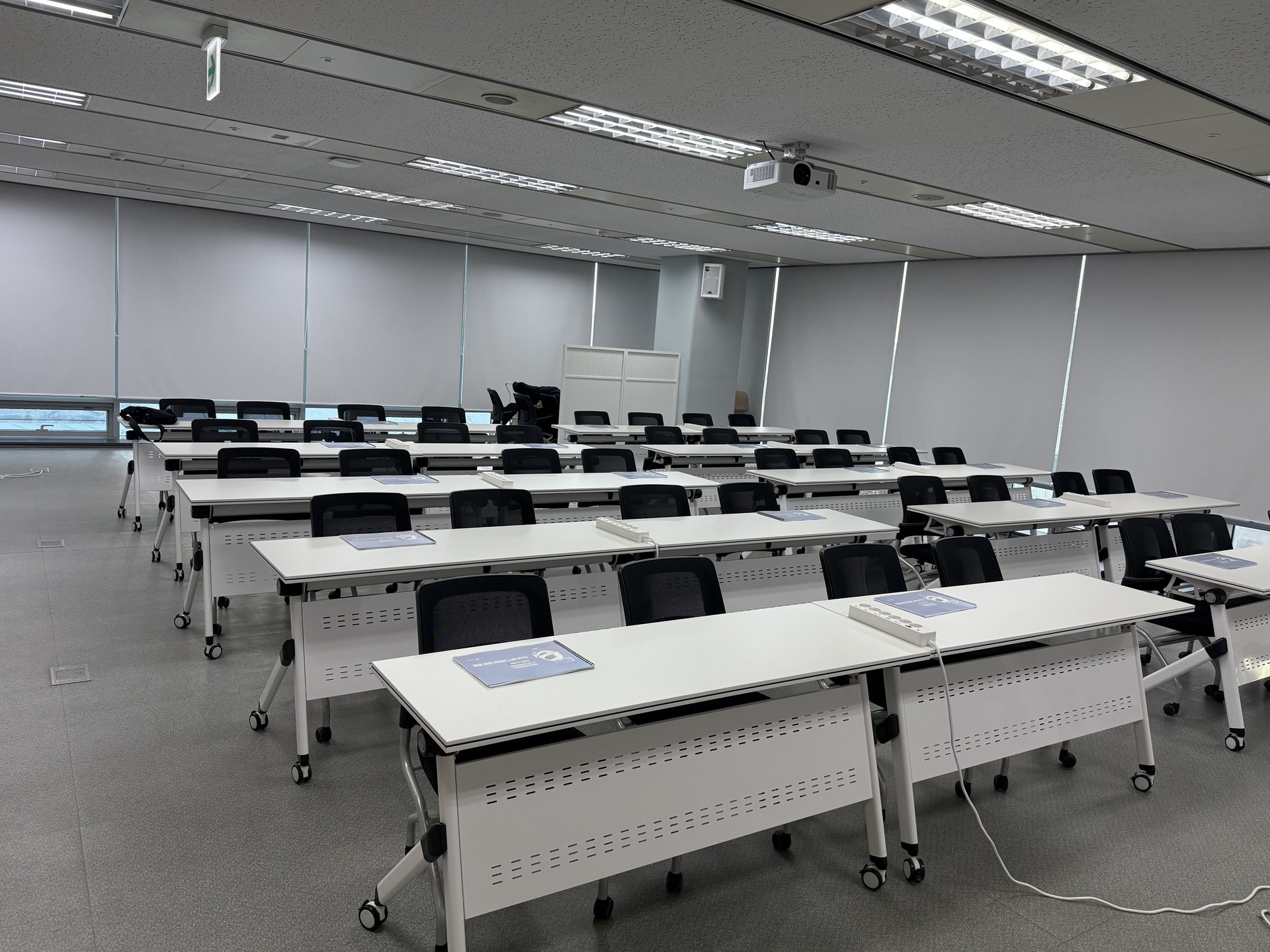 DMC타워 교육장 책상 배치